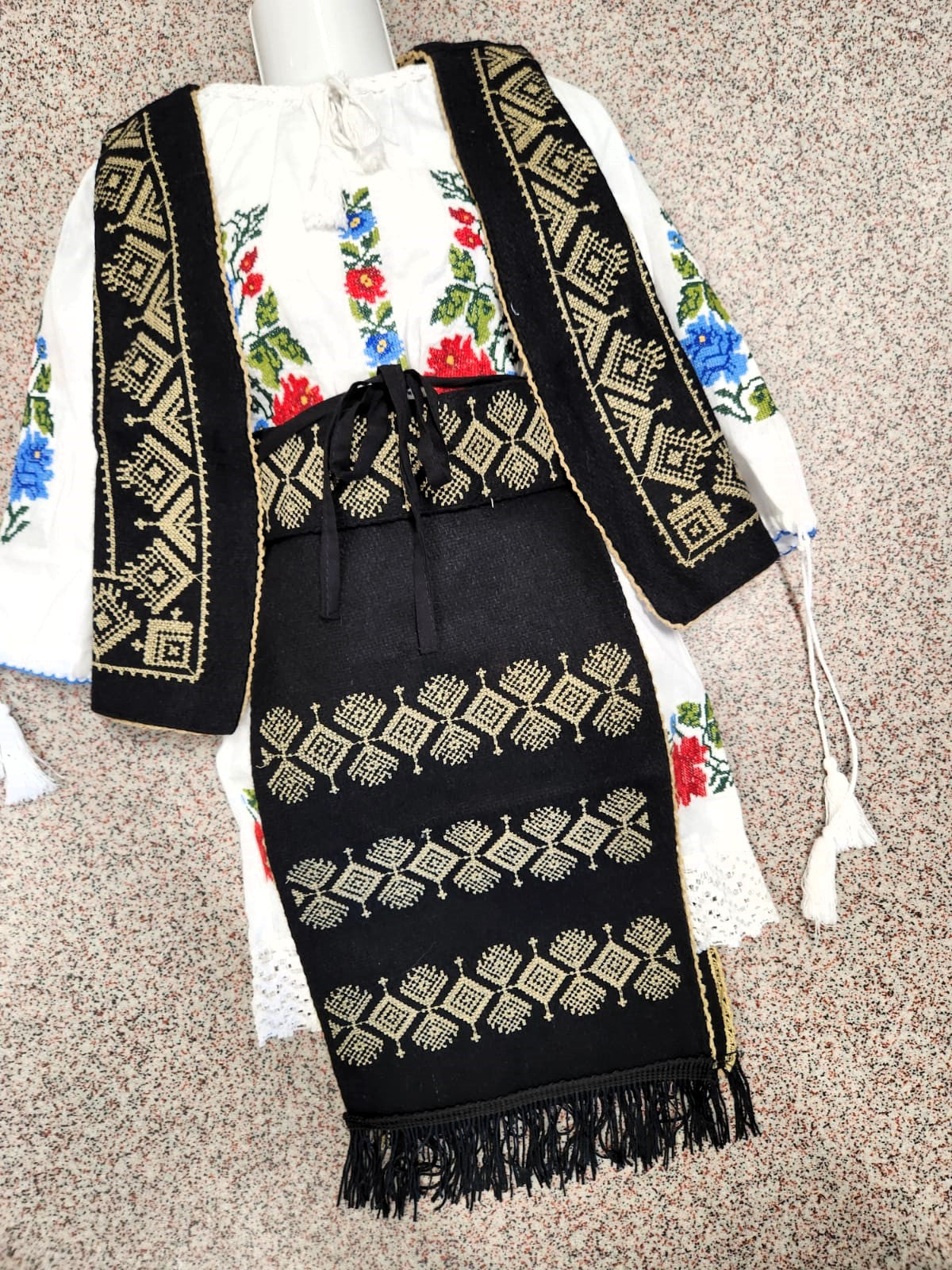 Set Traditional Copii R 1 ( 2 Fote + Vesta + Brau )
