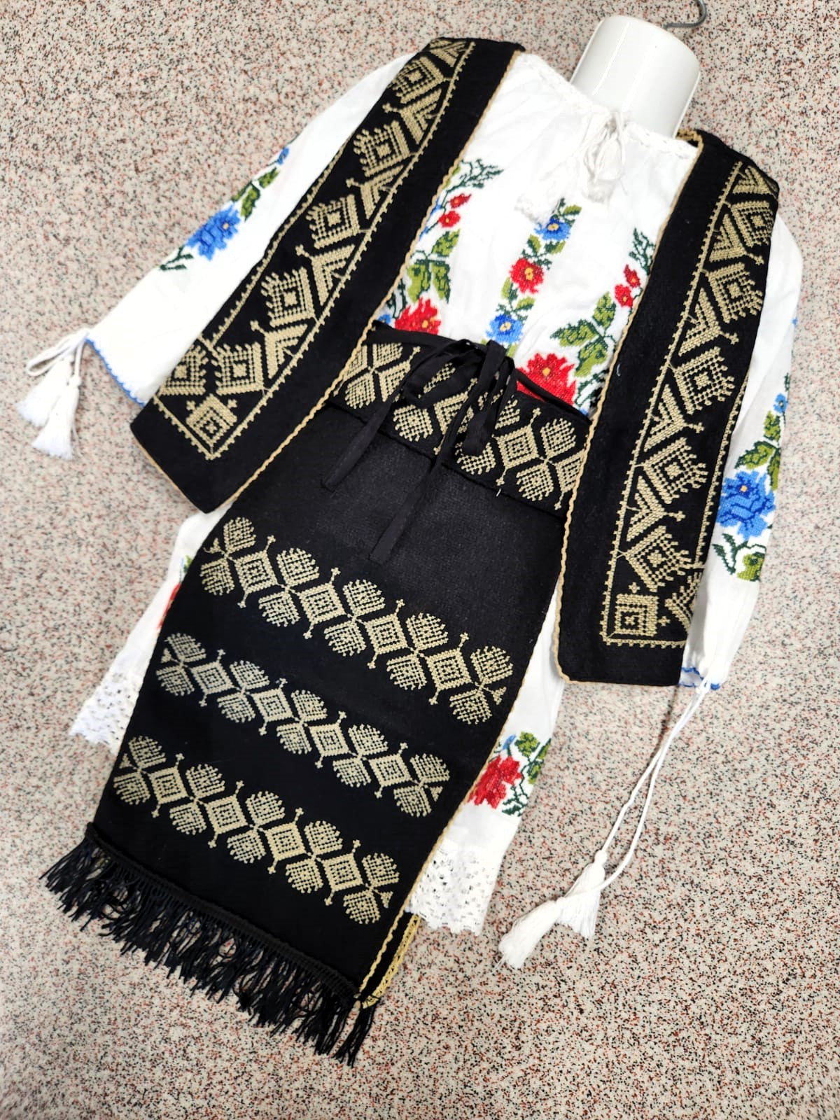 Set Traditional Copii R 1 ( 2 Fote + Vesta + Brau )
