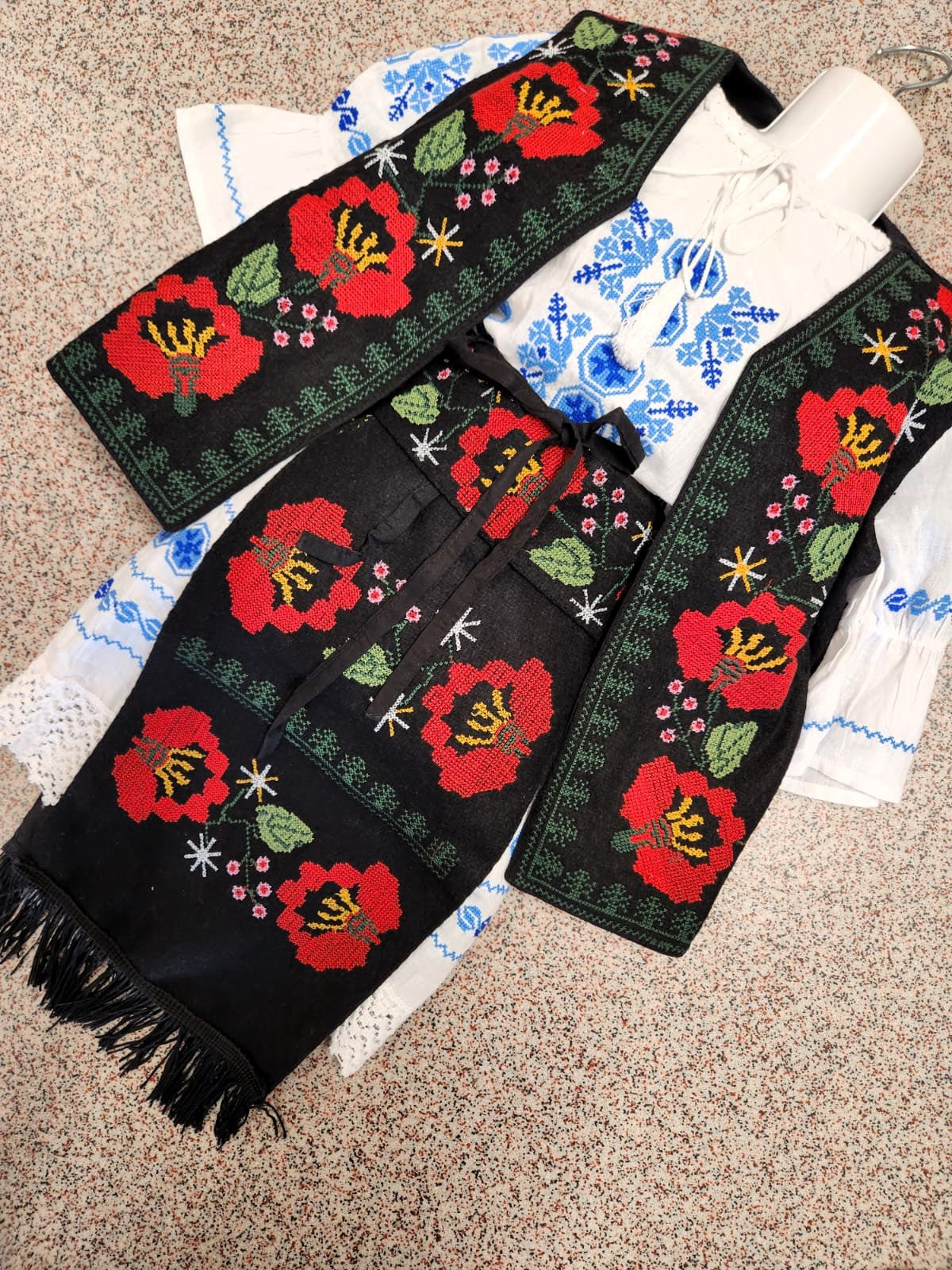 Set Traditional Copii R 2 ( 2 Fote + Vesta + Brau )