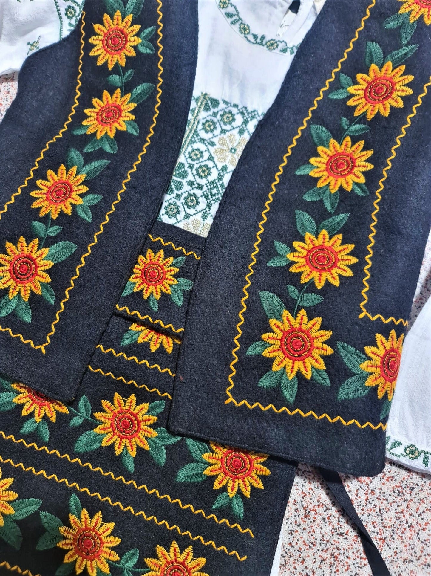 Set Traditional Copii E 1 ( 2 Fote + Vesta + Brau ) - LUX