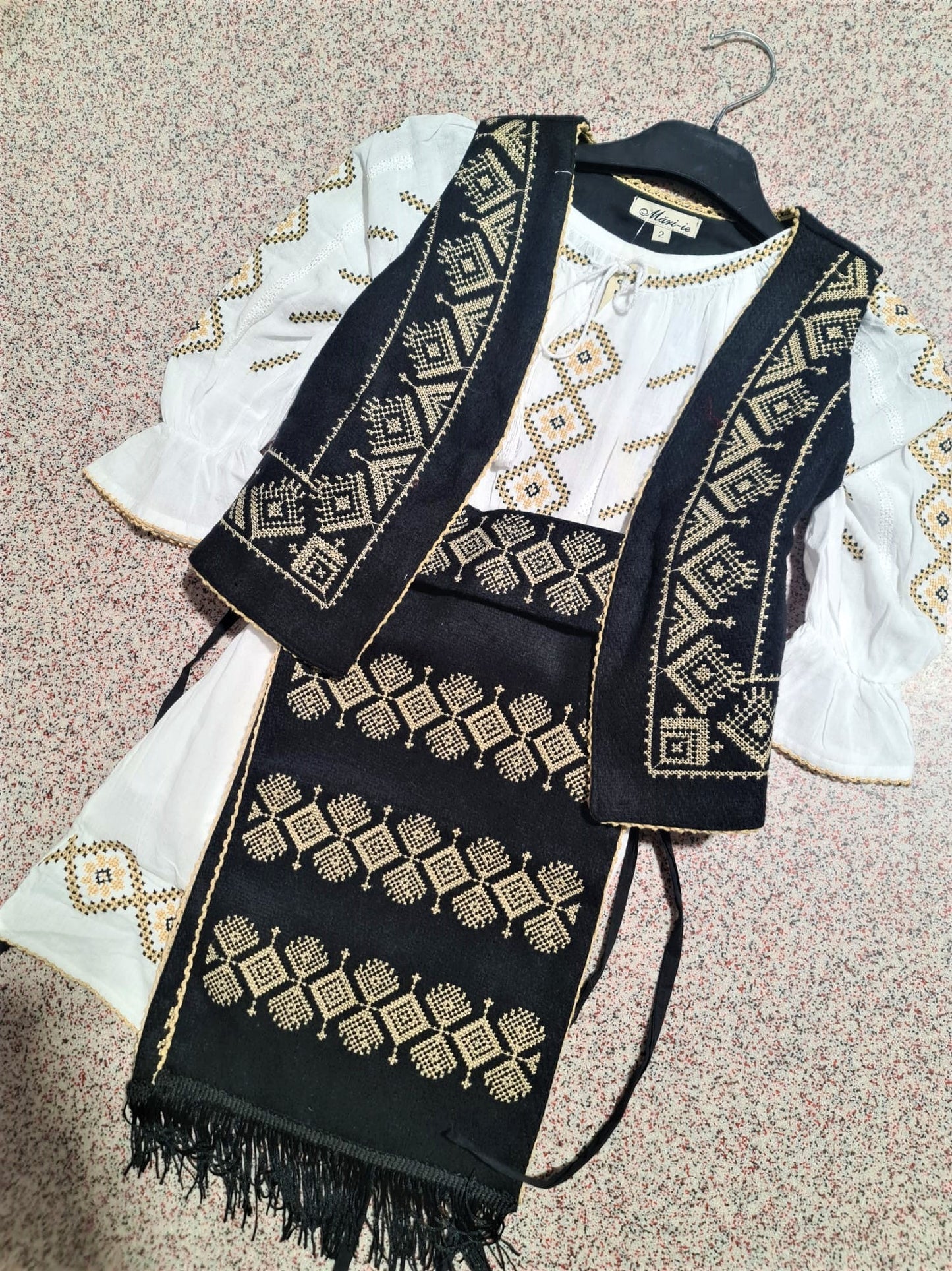 Set Traditional Copii E 5 ( 2 Fote + Vesta + Brau ) - LUX